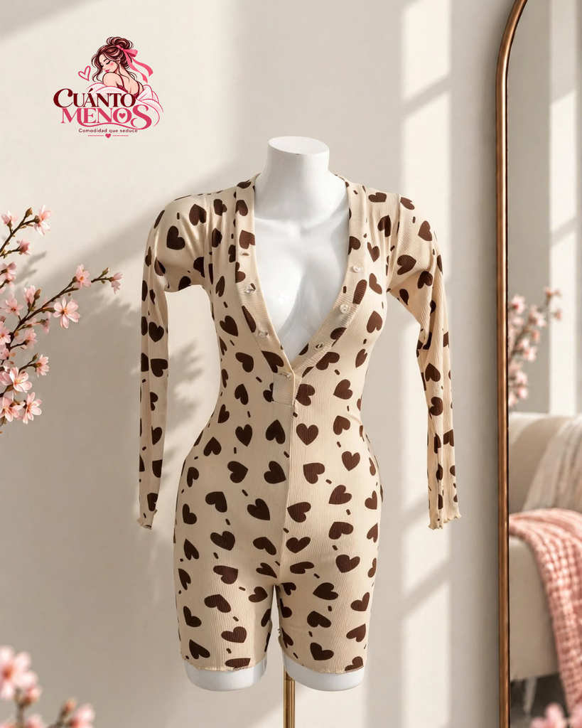 Pijama Enterizo Corazones Café – Manga Larga Pijama Enterizo – Talla M – Crema con Corazones Café – Tela Rib