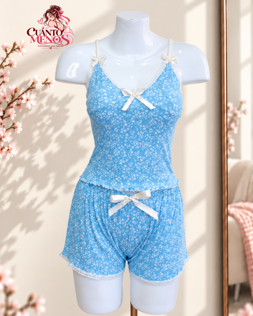 Pijama Flores Celeste – Set Top + Short Pijama 2 Piezas – Talla S – Celeste con Flores Blancas – Tela Rib