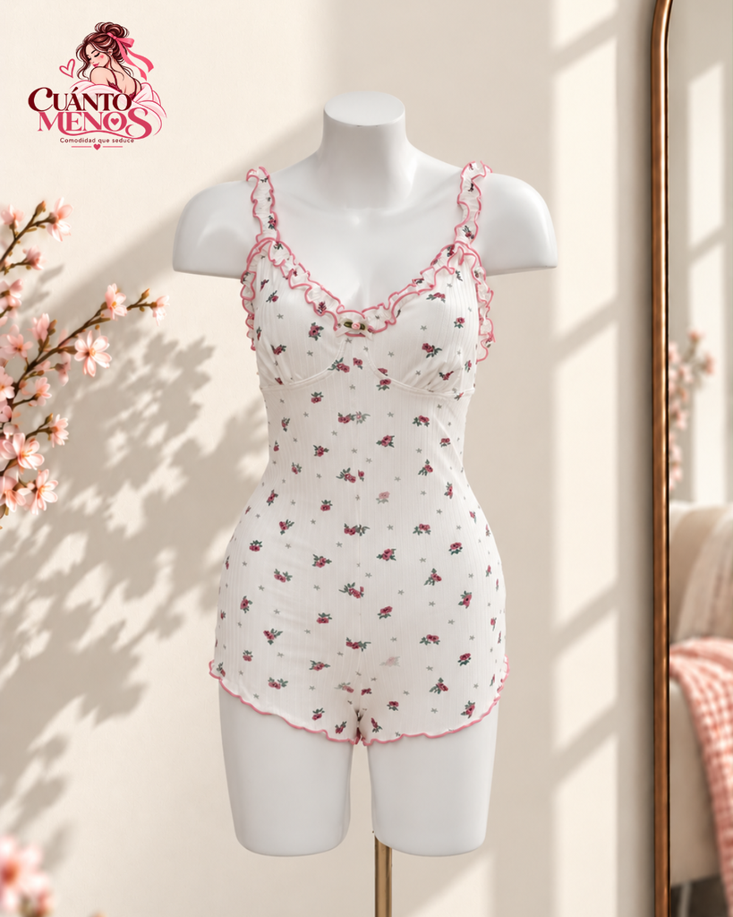 Enterizo Florecita – Pijama Enterizo con Volantes y Estampado Floral Talla L – Color Blanco con Flores
